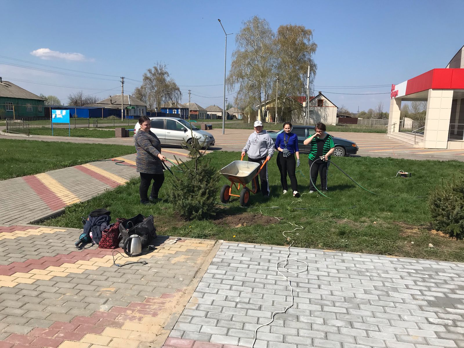 В с. Песковатка Среднеикорецкого сельского поселения прошла экологическая акция &quot;Зеленые символы Победы&quot;..