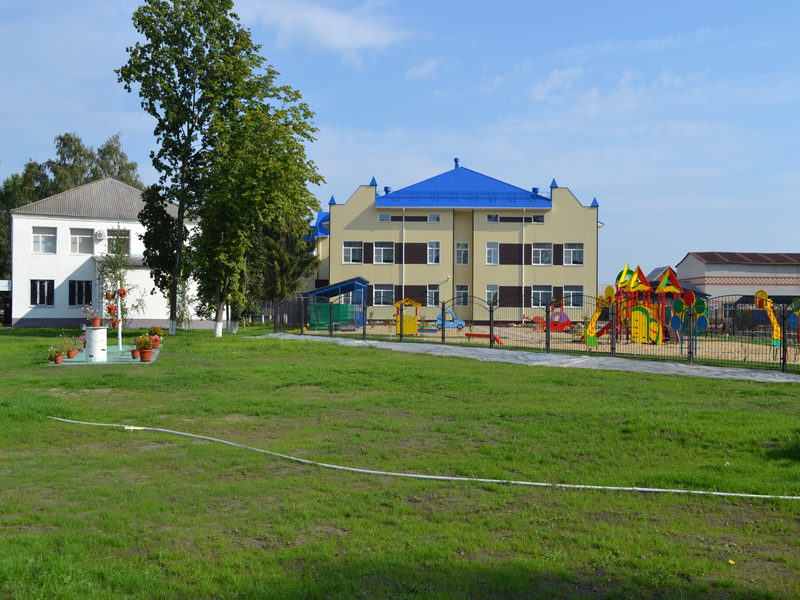 Центр села Средний Икорец (здание администрации и детский сад).